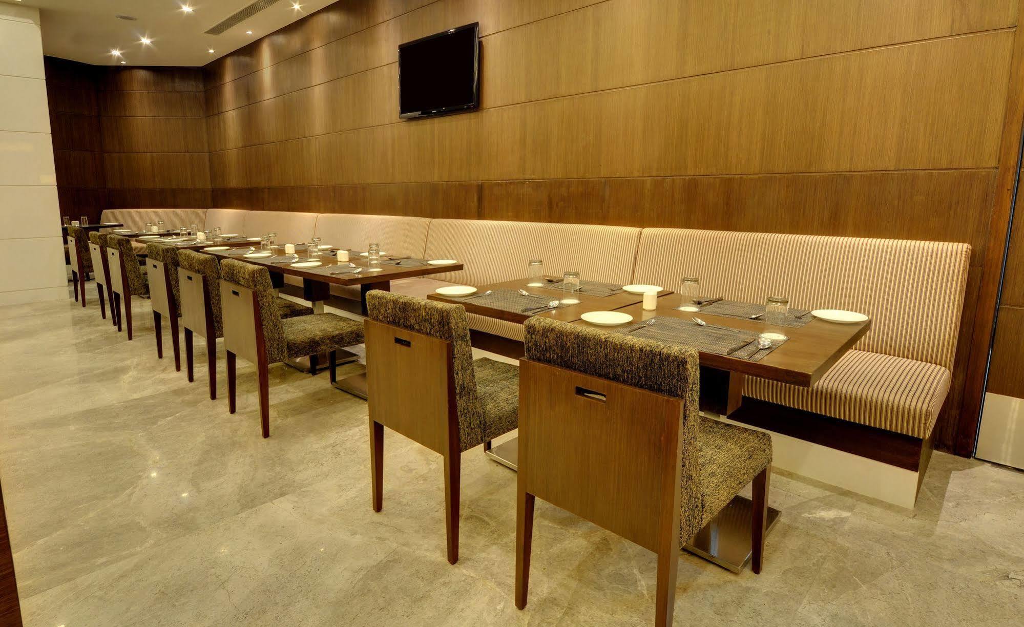 Hotel Platinum Rajkot Exterior foto